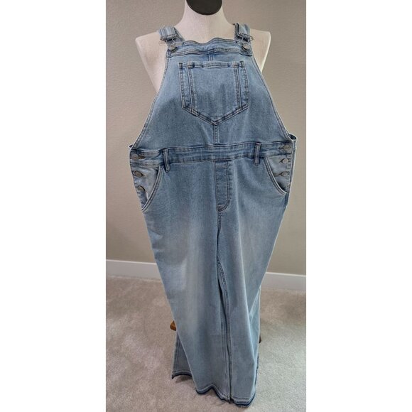 Vintage Style Light Wash Denim Overalls With Button Details & Front Pocket - Picture 3 of 11